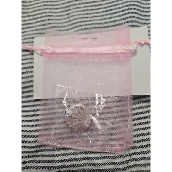 Thirty One 31 Consultant Button Pin Recruiting Enamel Bunny Peter Rabbit New - Picture 3 of 3